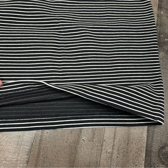 NWT Loft Black & White Striped Knit Skirt size Medium - Picture 3 of 7